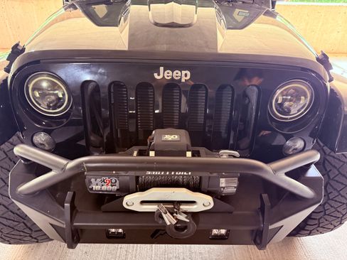 Used 2015 Jeep Wrangler Unlimited Sahara w/ Connectivity Group AWD/4WD image 4