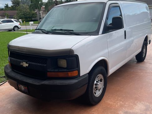 Used 2015 Chevrolet Express 2500 RWD image 1