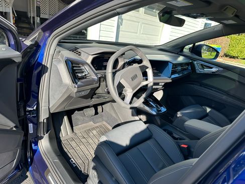 Used 2022 Audi Q4 e-tron Prestige image 8