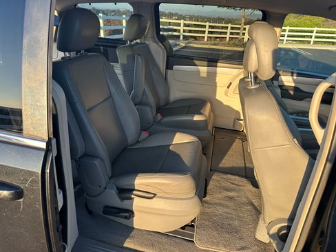 Used 2012 Volkswagen Routan SE image 9