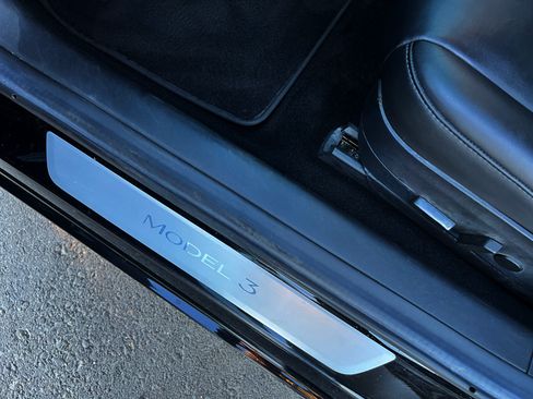 Used 2018 Tesla Model 3 Long Range image 18