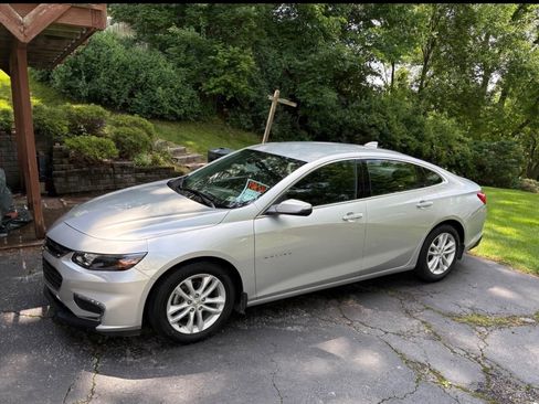 Used 2018 Chevrolet Malibu LT FWD image 1