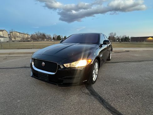 Used 2017 Jaguar XE image 1