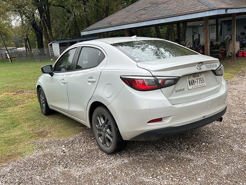 Used 2019 Toyota Yaris LE image 9