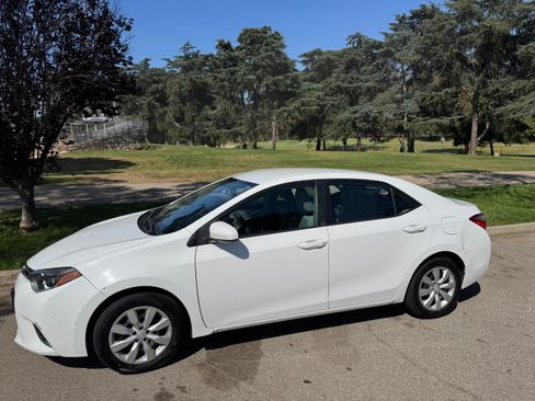 Used 2015 Toyota Corolla LE FWD image 1