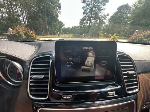 Used 2017 Mercedes-Benz GLS 550 4MATIC image 9