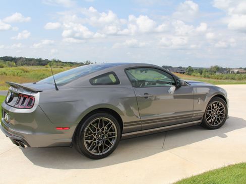 Used 2013 Ford Mustang Shelby GT500 RWD image 4