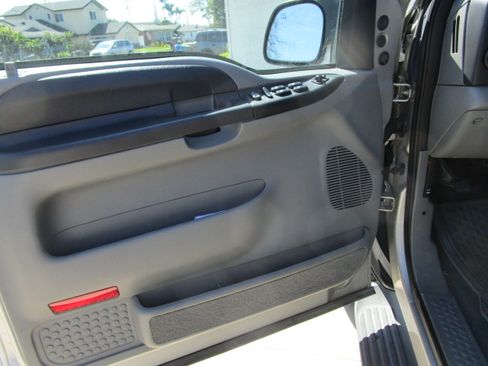 Used 2005 Ford Excursion XLT image 11