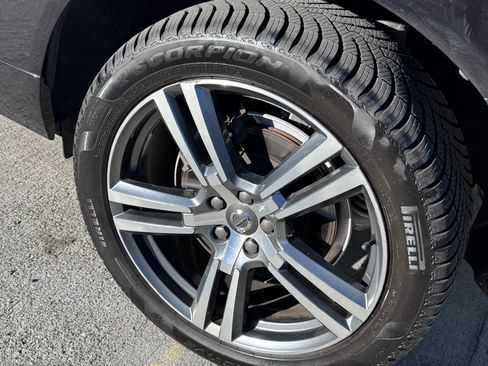 Used 2018 Volvo XC60 T6 Momentum w/ Convenience Package image 13