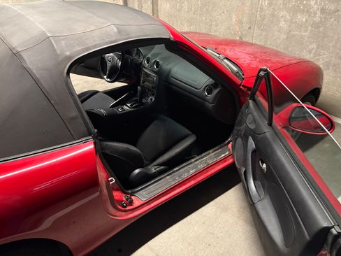 Used 2005 MAZDA MX-5 Miata w/ Convenience Pkg image 13