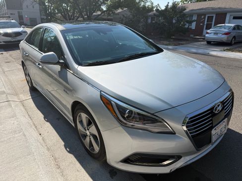 Used 2016 Hyundai Sonata Limited w/ Option Group 02 FWD image 4