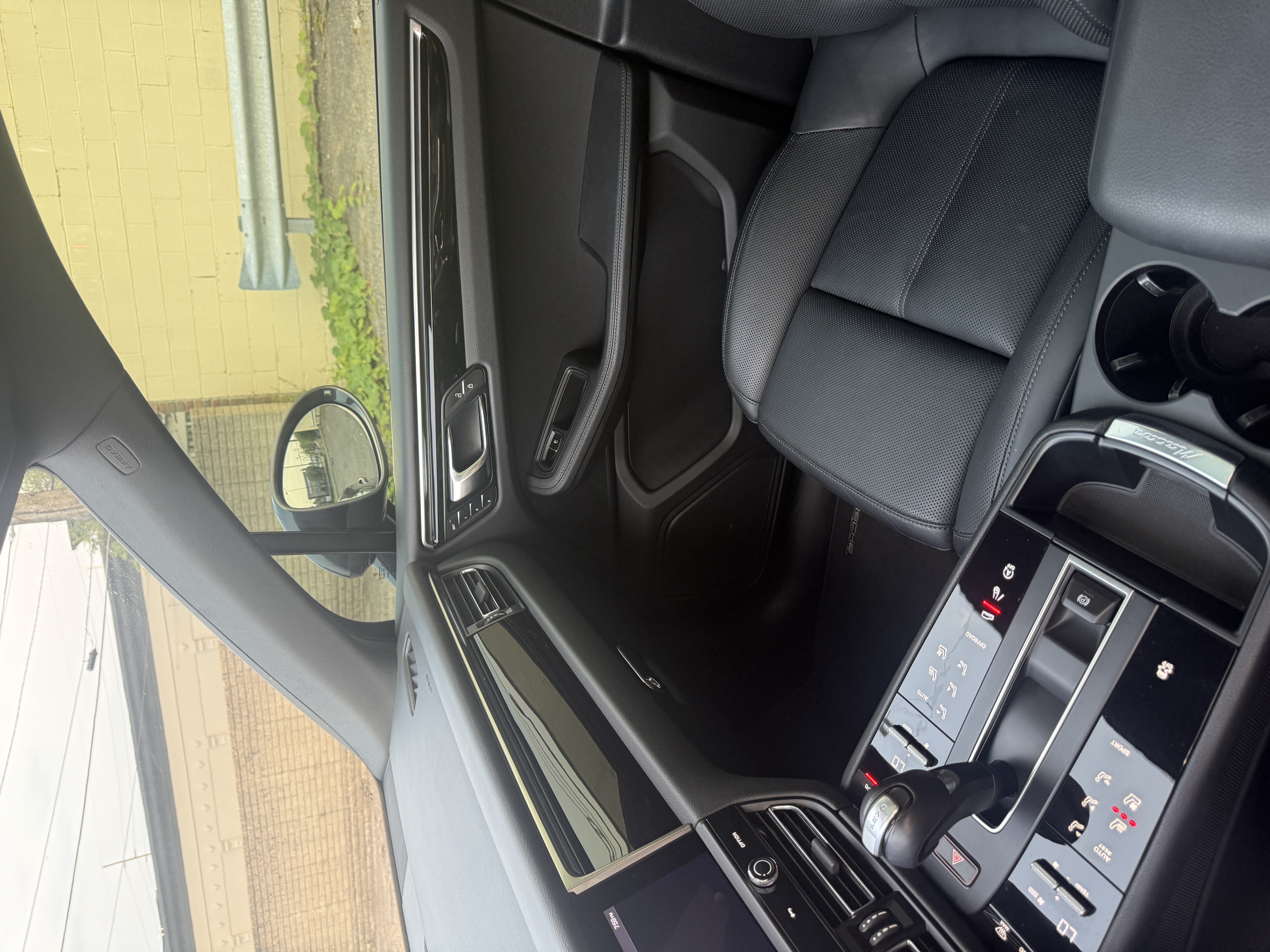 Used 2023 Porsche Macan AWD/4WD image 12