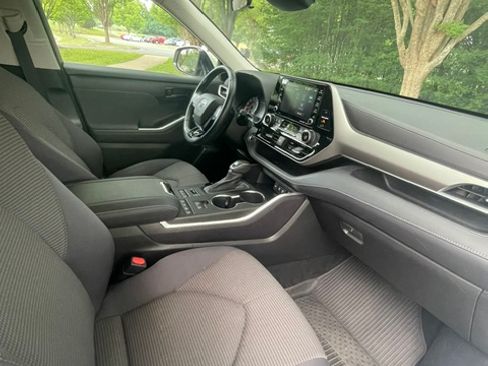 Used 2021 Toyota Highlander LE AWD/4WD image 15