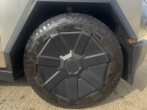 Used 2024 Tesla Cybertruck AWD Crew Cab image 15