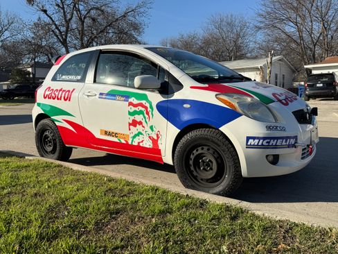 Used 2007 Toyota Yaris 2-Door Hatchback image 2