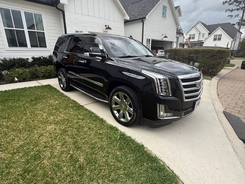 Used 2016 Cadillac Escalade Luxury image 4