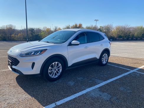 Used 2020 Ford Escape SE FWD image 1