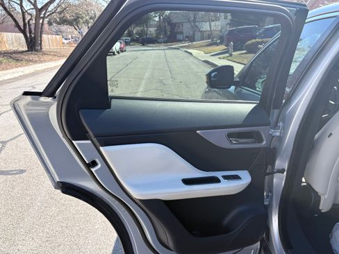 Used 2017 Jaguar F-PACE Prestige image 14