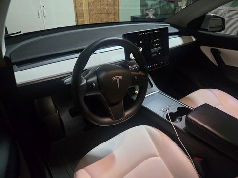 Used 2021 Tesla Model Y Long Range image 6