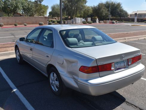 Used 2001 Toyota Camry XLE image 2
