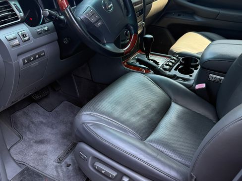 Used 2008 Lexus LX 570 4WD w/ Technology Pkg image 4