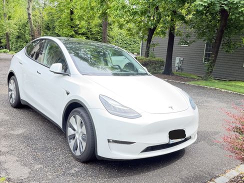Used 2021 Tesla Model Y Long Range AWD/4WD image 1