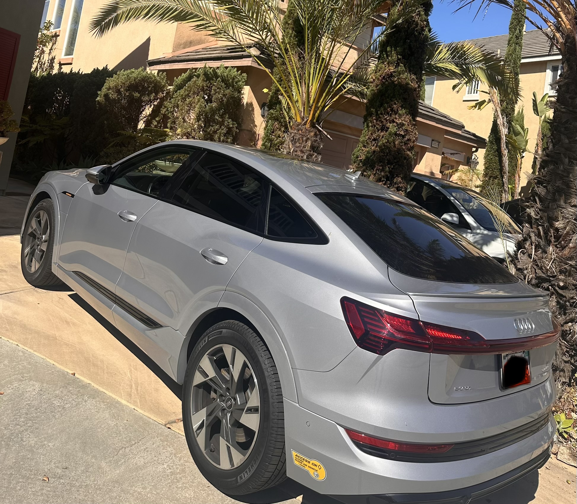 Used 2022 Audi e-tron Premium w/ Convenience Plus Package AWD/4WD image 2