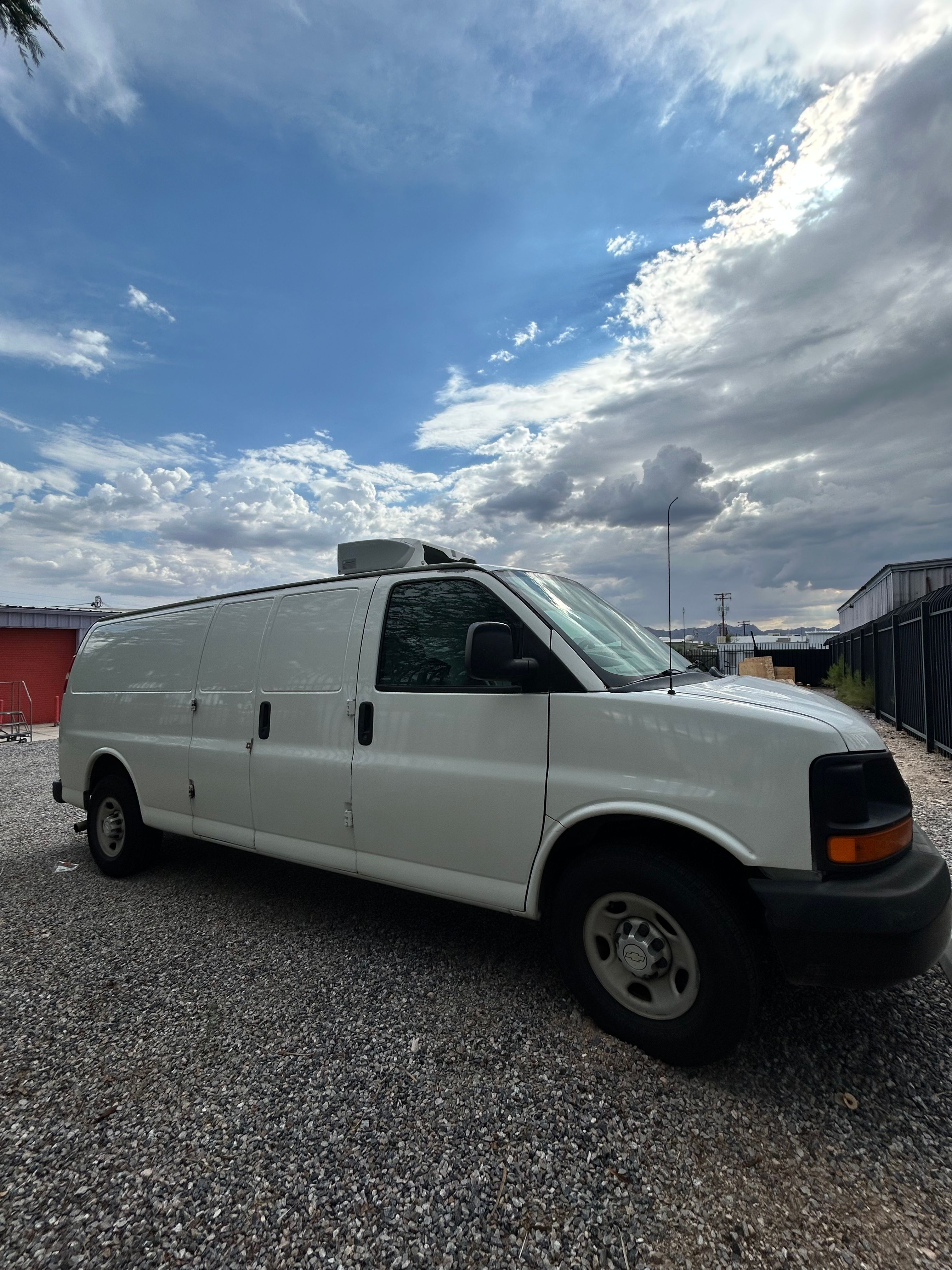Used 2011 Chevrolet Express 2500 Extended RWD image 2