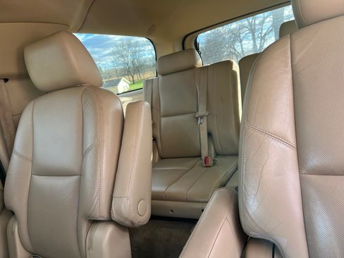 Used 2011 Cadillac Escalade ESV Premium image 10