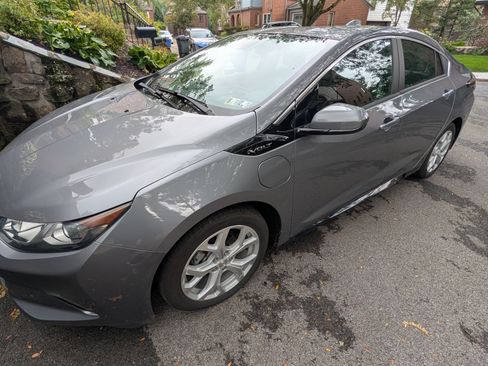 Used 2018 Chevrolet Volt Premier w/ Driver Confidence Package FWD image 1