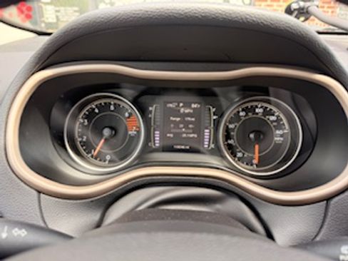 Used 2017 Jeep Cherokee Latitude FWD image 16