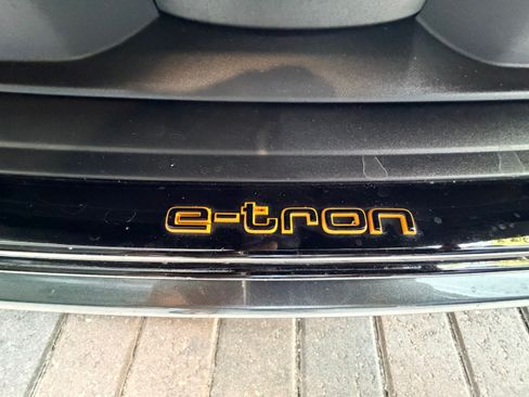 Used 2022 Audi RS e-tron GT w/ Carbon Performance Package AWD/4WD image 8