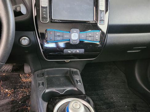 Used 2015 Nissan Leaf SV image 9