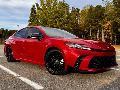 Used 2025 Toyota Camry SE w/ Convenience Package FWD image 1