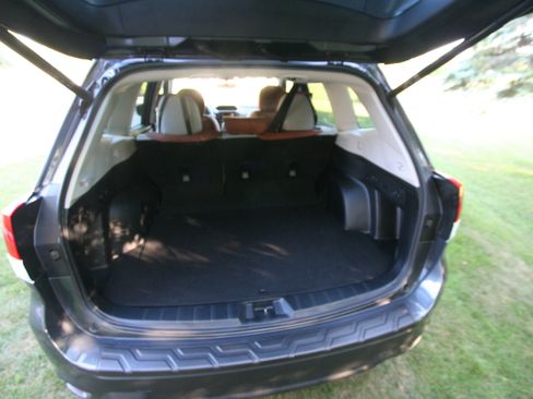 Used 2023 Subaru Forester Premium AWD/4WD image 2