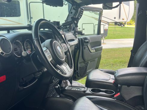 Used 2015 Jeep Wrangler Unlimited Rubicon image 6