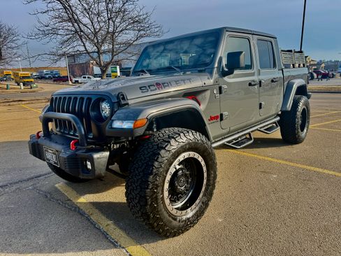 Used 2021 Jeep Gladiator Sport image 2
