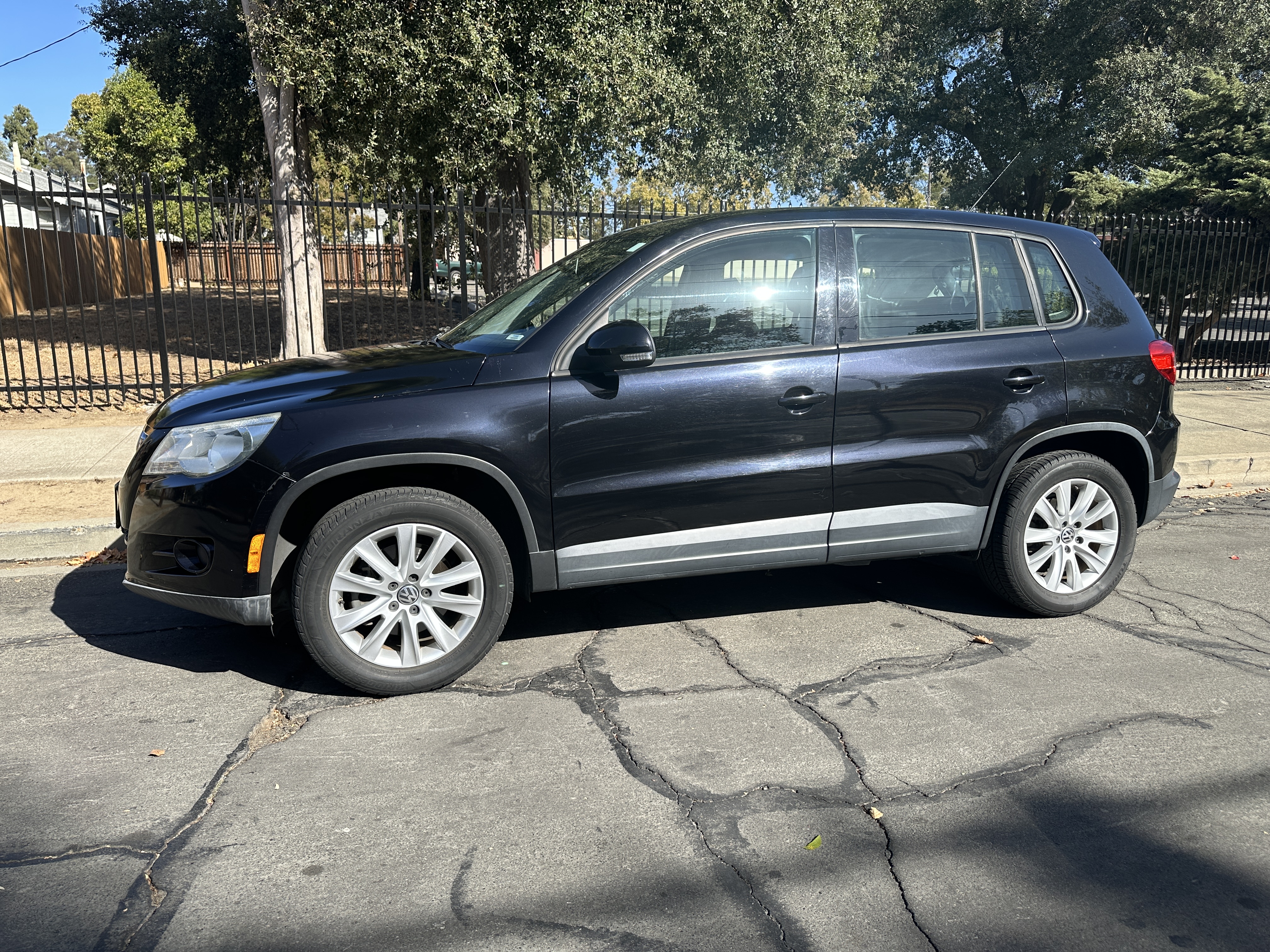Used 2009 Volkswagen Tiguan S FWD image 1