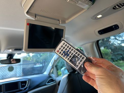 Used 2020 Chrysler Pacifica Touring-L FWD image 15