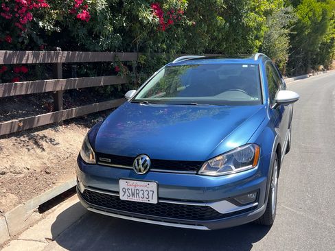 Used 2017 Volkswagen Golf Alltrack SE AWD/4WD image 1