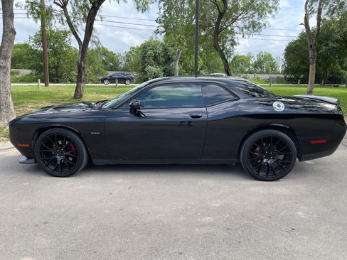 Used 2017 Dodge Challenger R/T RWD image 1