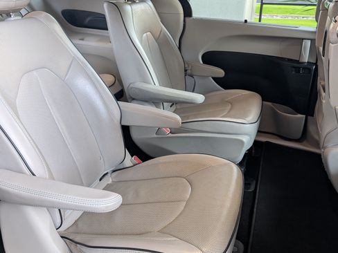 Used 2018 Chrysler Pacifica Limited w/ Advanced Safetytec Group image 21