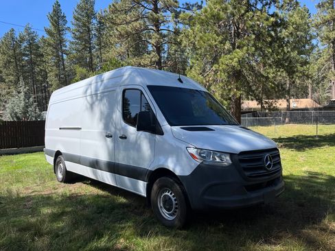 Used 2022 Mercedes-Benz Sprinter 2500 image 4