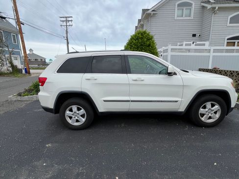 Used 2012 Jeep Grand Cherokee Laredo w/ Laredo E Group AWD/4WD image 4