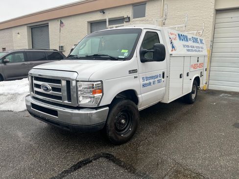 Used 2019 Ford E-350 and Econoline 350 Super Duty w/ Power Windows & Locks Group RWD image 2