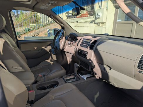 Used 2008 Nissan Frontier LE w/ Leather Pkg image 9