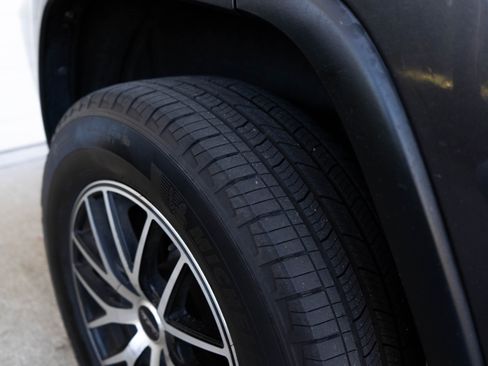 Used 2018 Jeep Grand Cherokee Laredo image 11