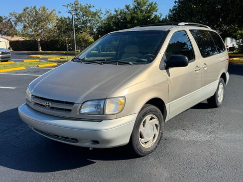 Used 2000 Toyota Sienna XLE image 5