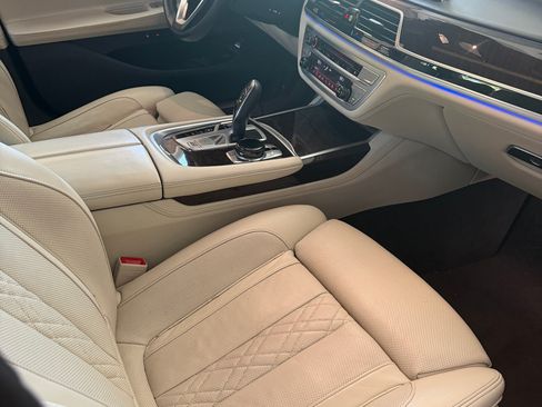 Used 2019 BMW 750i w/ Luxury Rear Seating Package RWD image 6