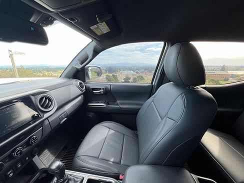 Used 2018 Toyota Tacoma TRD Sport image 11